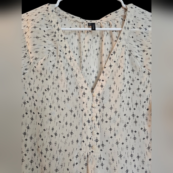 Maurices Women's Cream Blouse with Black Pattern, size medium. - Picture 4 of 7
